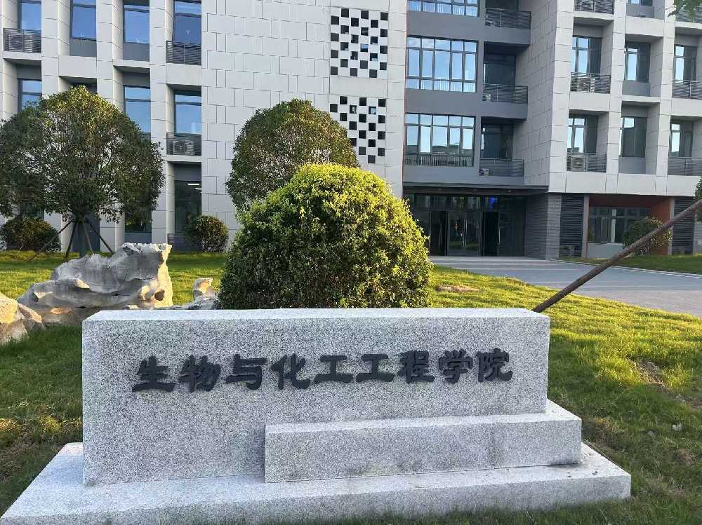 青神县扬州职业大学体育场高杆灯项目